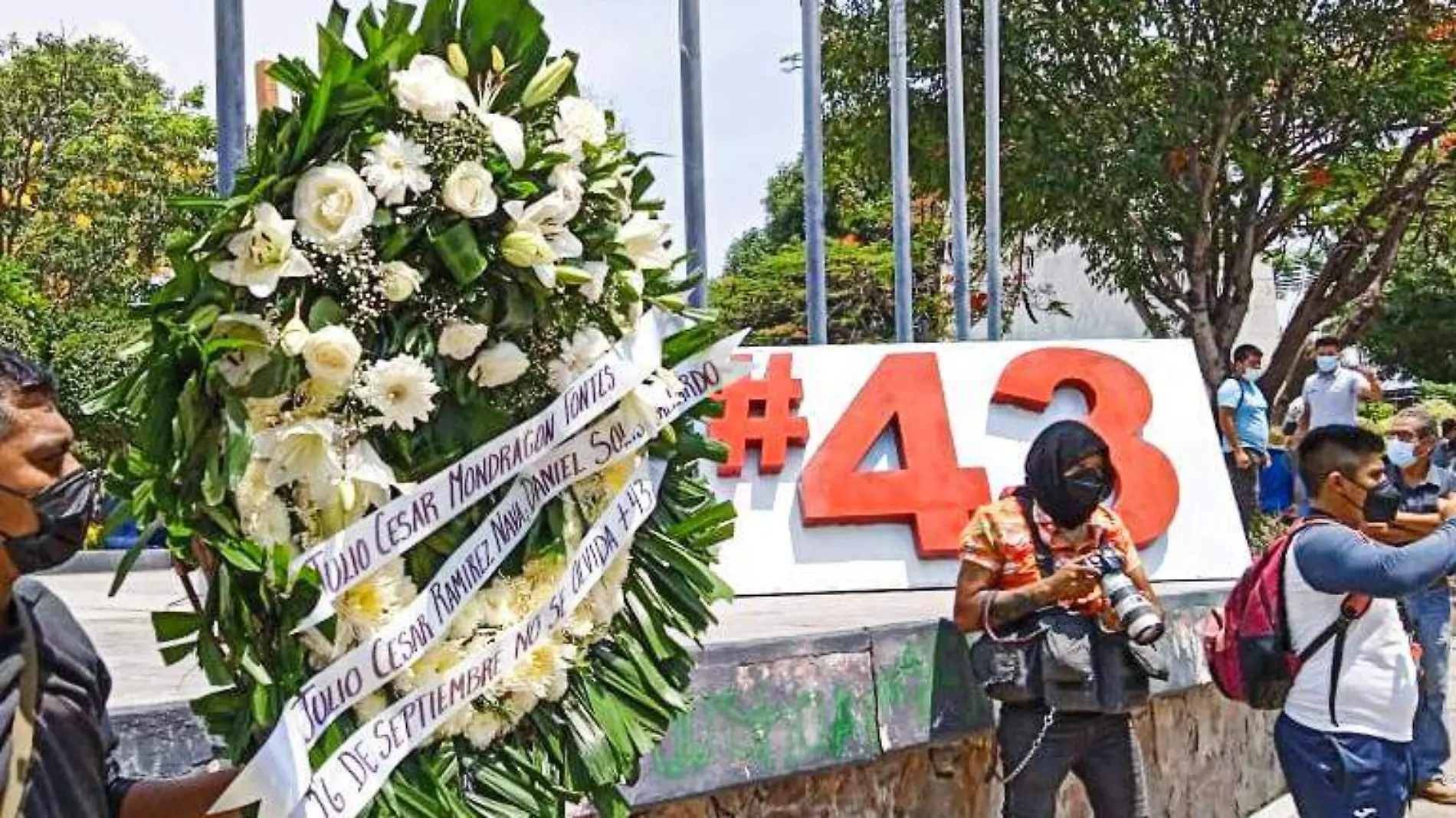 conmemoran a los 43